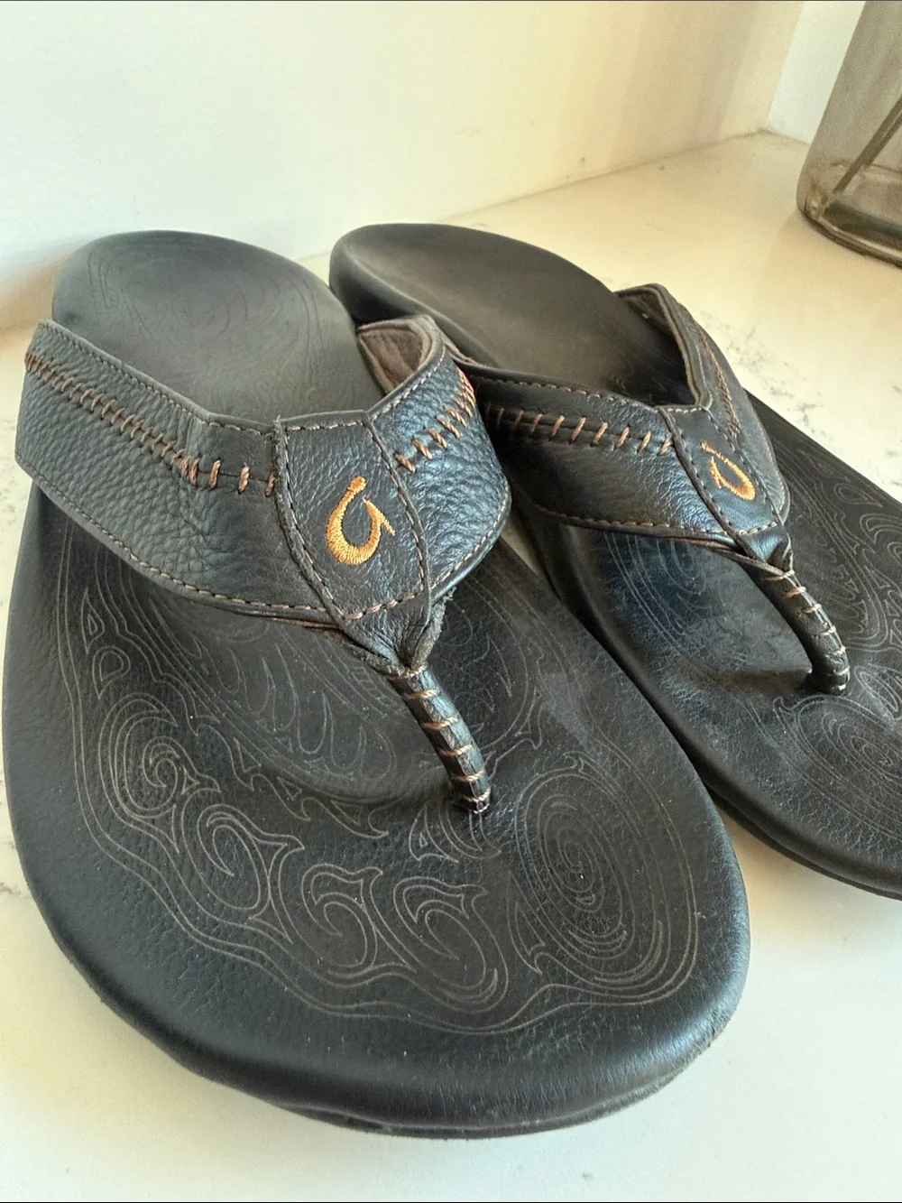 OluKai Men's Hiapo Leather flip-flops Sandals Black Whipstitching Moko Tattoo
